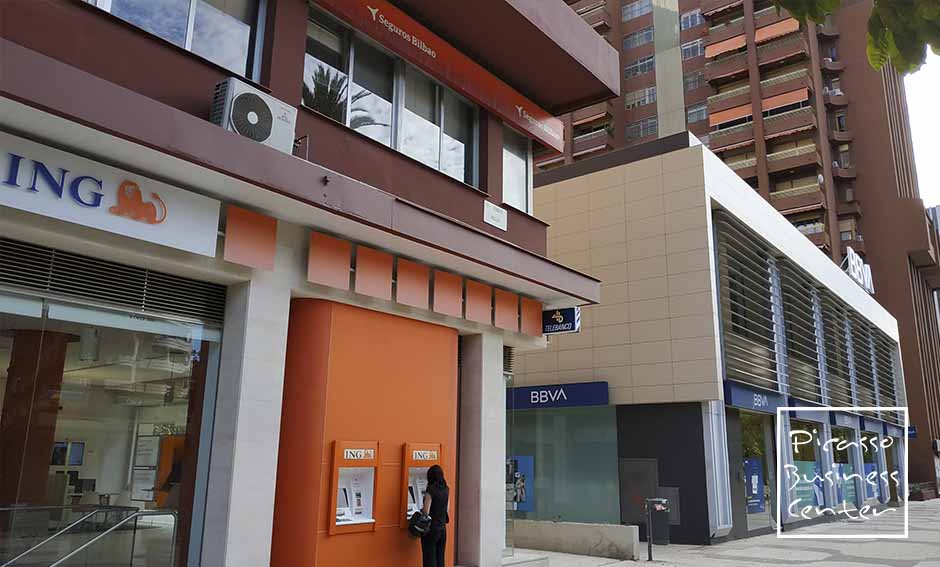 ING Banki, CaixaBank, BBVA, Abanca, Bilbao Ubwishingizi, Unicaja, Caja Rural de Granada, Ges Ubwishingizi, Aegon Ubwishingizi, Ambasade ya Uquateur, Juan Rojano Trujillo Abanyamategeko, Villanueva Abajyanama, M+C Abajyanama, Jimenez Abajyanama na Abajyanama, Villasclaras Ubujyanama, Procusan Umutungo Utimukanwa